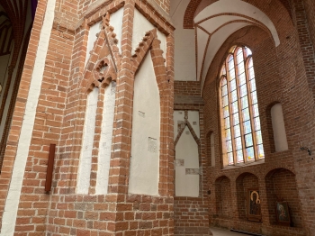 Druga wieża w dolnej odsłonie  ciekawe elementy architektoniczne są wyjątkowe nie tylko w Polsce,  ale i na świecie