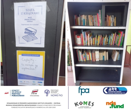 Szafa z książkami przy szkole