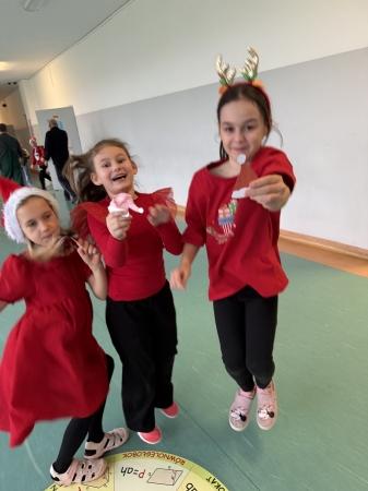 160 czapek Mikołaja ...