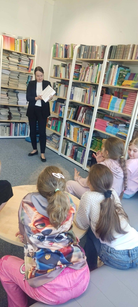 Lekcja w bibliotece dla uczniów klasy 2c