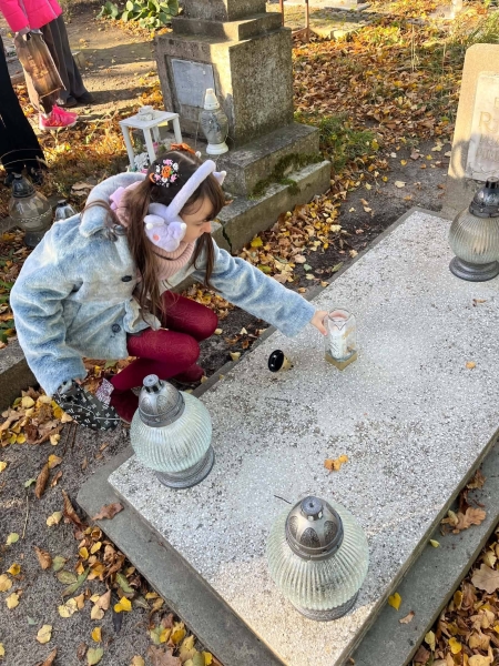 Klasa 3b z wizytą na pyrzyckim cmentarzu